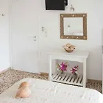Flora & Agelos - Paros * Chrisi Akti (Paros)