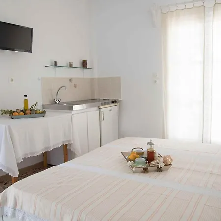 Flora & Agelos * Chrisi Akti (Paros)