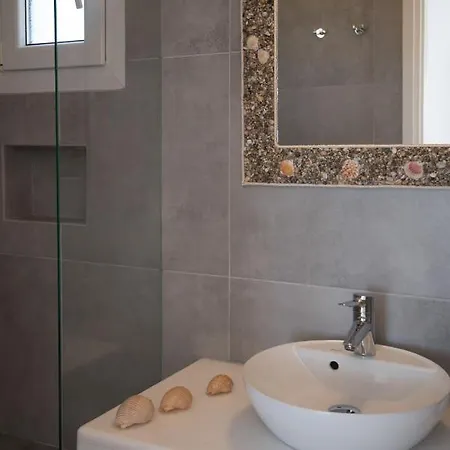 Flora & Agelos * Chrisi Akti (Paros)