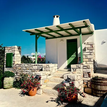 Flora & Agelos - Paros