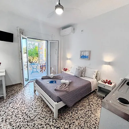 Flora & Agelos Studios Apartment