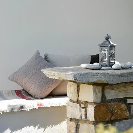 Flora & Agelos - Paros