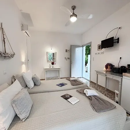 Flora & Agelos Studios Apartment