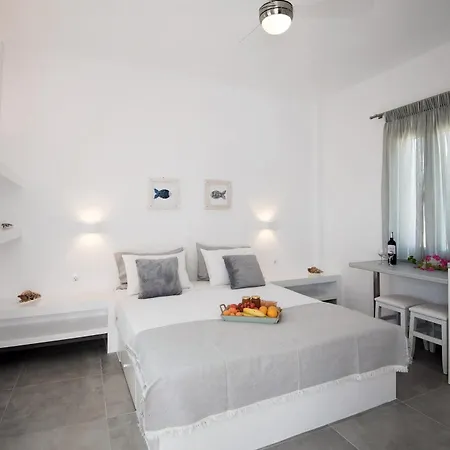 Flora & Agelos - Paros