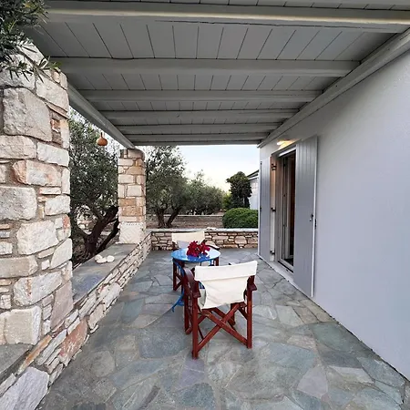 Flora & Agelos - Paros