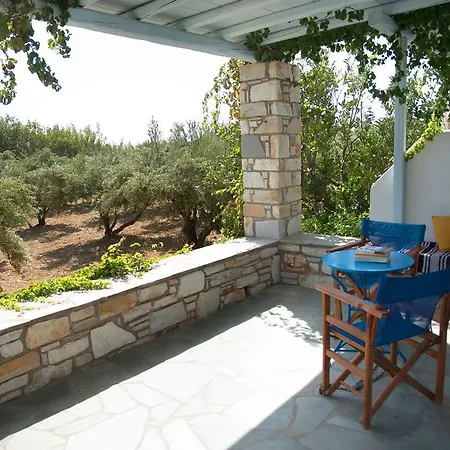 Flora & Agelos Chrisi Akti (Paros)