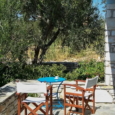 Flora & Agelos Chrisi Akti (Paros)