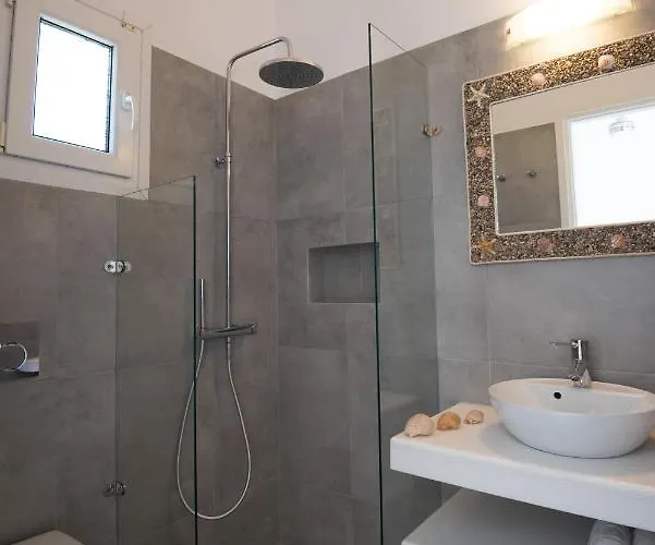 Flora & Agelos - Paros Chrisi Akti (Paros)