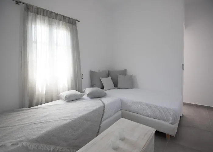 Flora & Agelos - Paros