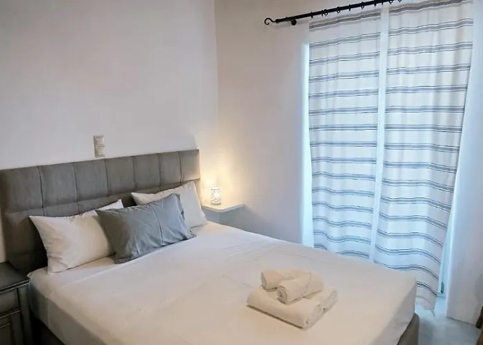 Flora & Agelos - Paros *