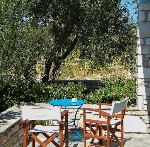 Flora & Agelos - Paros クリシ・アクティ